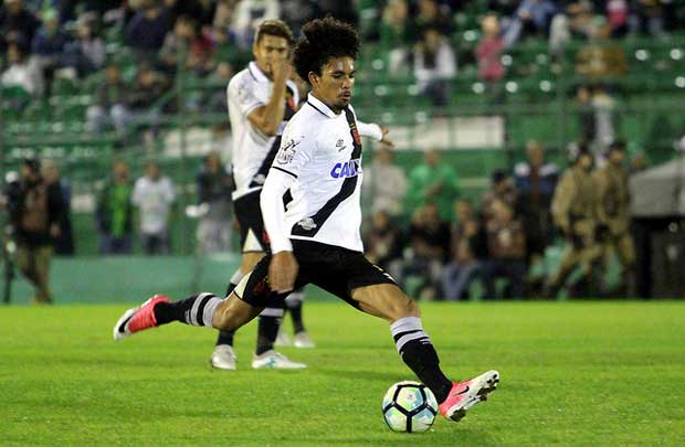 Douglas Luiz jogando pelo Vasco