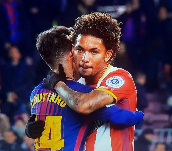 Coutinho e Douglas Luiz se abraçam