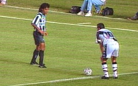 Edmundo rebolando diante de Gonçalves Edmundo rebolando diante de Gonçalves