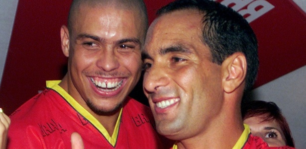 Edmundo e Ronaldo no carnaval de 2002