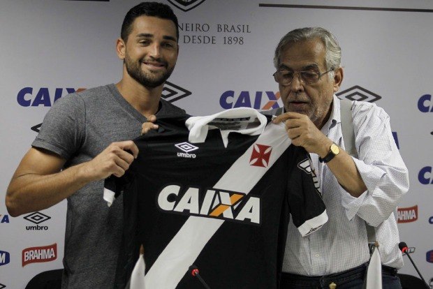 Gilberto posa com camisa ao lado de Eurico