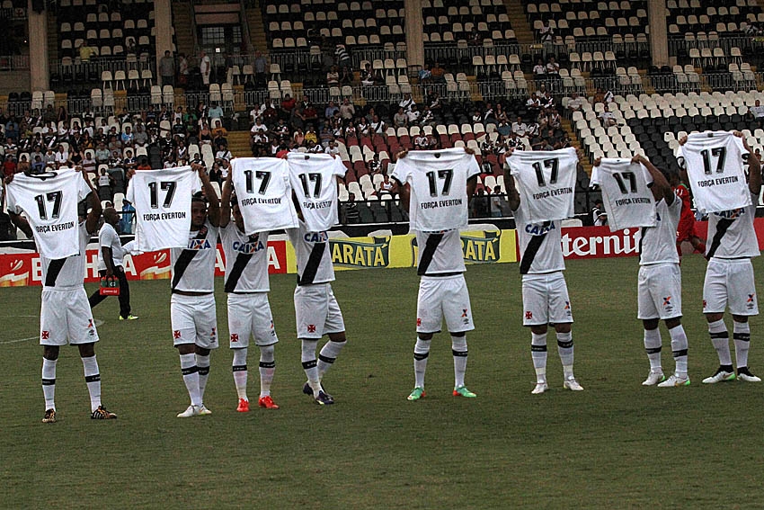 Time do Vasco homenageia Everton Costa