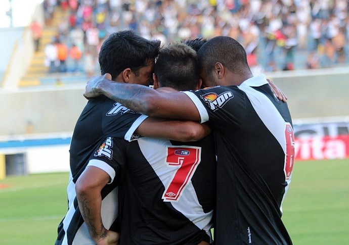 Jogadores comemoram gol de Bernardo