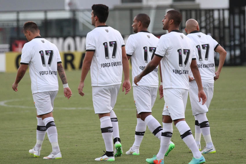 Jogadores com camisas em homenagem a Everton Costa