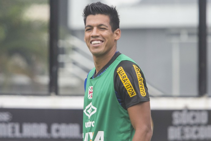 Julio dos Santos sorri em treino 