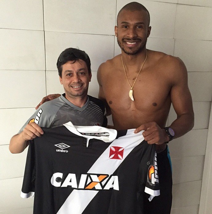 Leandrinho ganhou camisa do Vasco