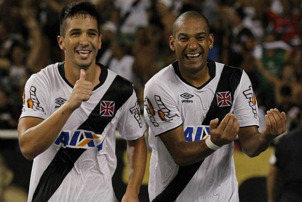 Rodrigo e Luan comemorando gol contra o Flu