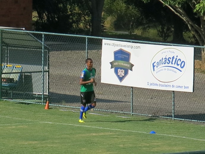 Madson fez exercícios na beira do campo