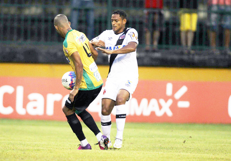 Marcinho em atuação contra o Tigres