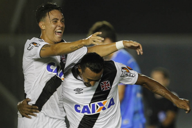 Montoya comemora gol diante do Macaé