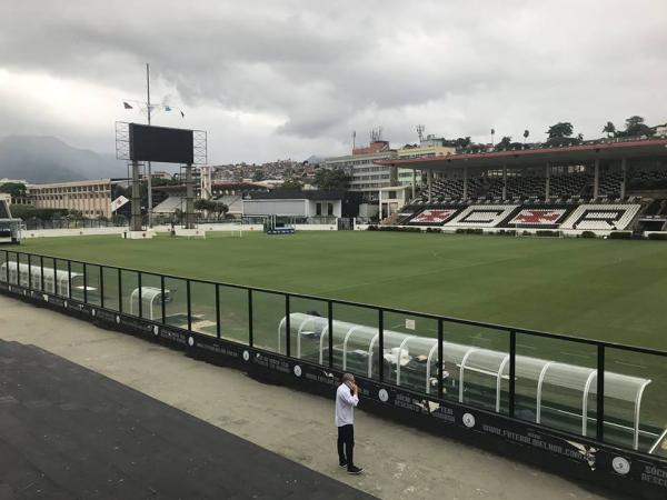 Novos bancos em São Januário