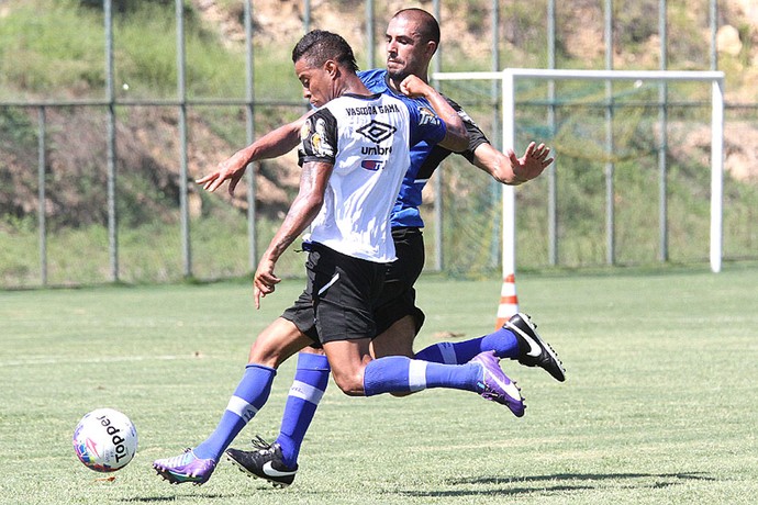 Rafael Silva sendo marcado por Douglas Silva