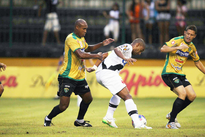 Rodrigo em atuação contra o Tigres