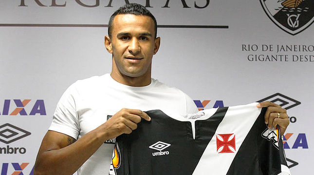 Serginho posa com a camisa do Vasco