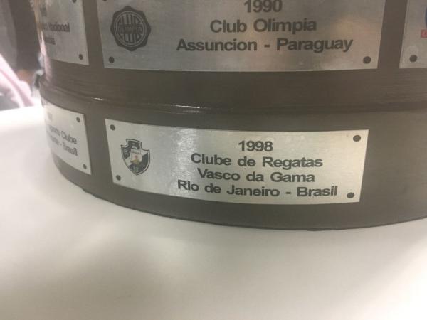 Taça com referência ao Vasco