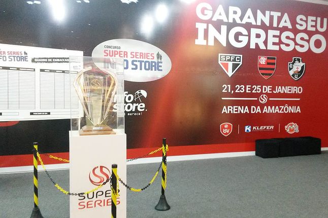 Taça está exposta no Amazonas Shopping 