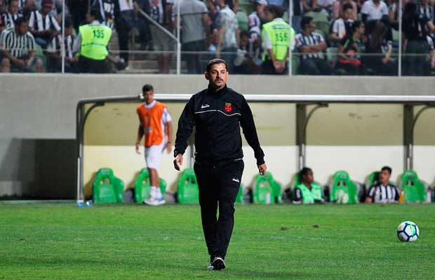 Valdir Bigode durante jogo contra o Atlético-MG