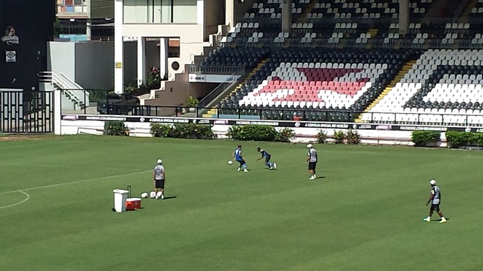 Valdir orienta Yago e Marquinhos no treino