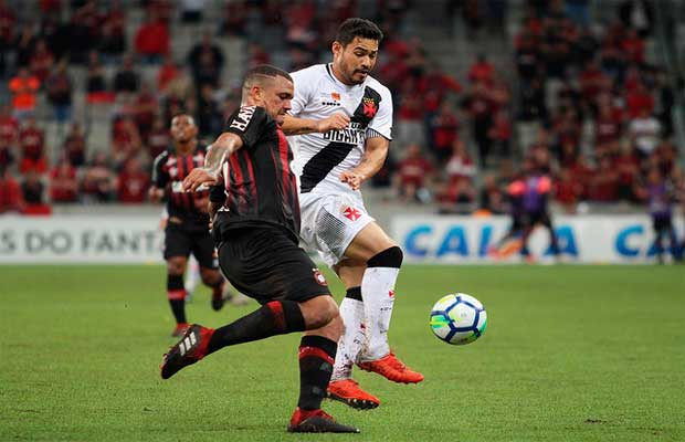 Vinícius Araújo em ação contra o Atlético-PR