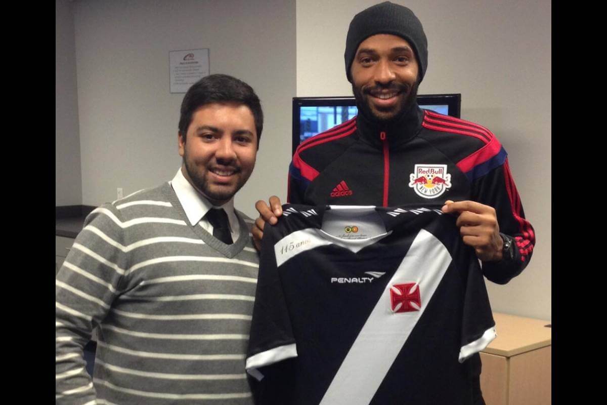 Thierry henry posa com camisa do Vasco