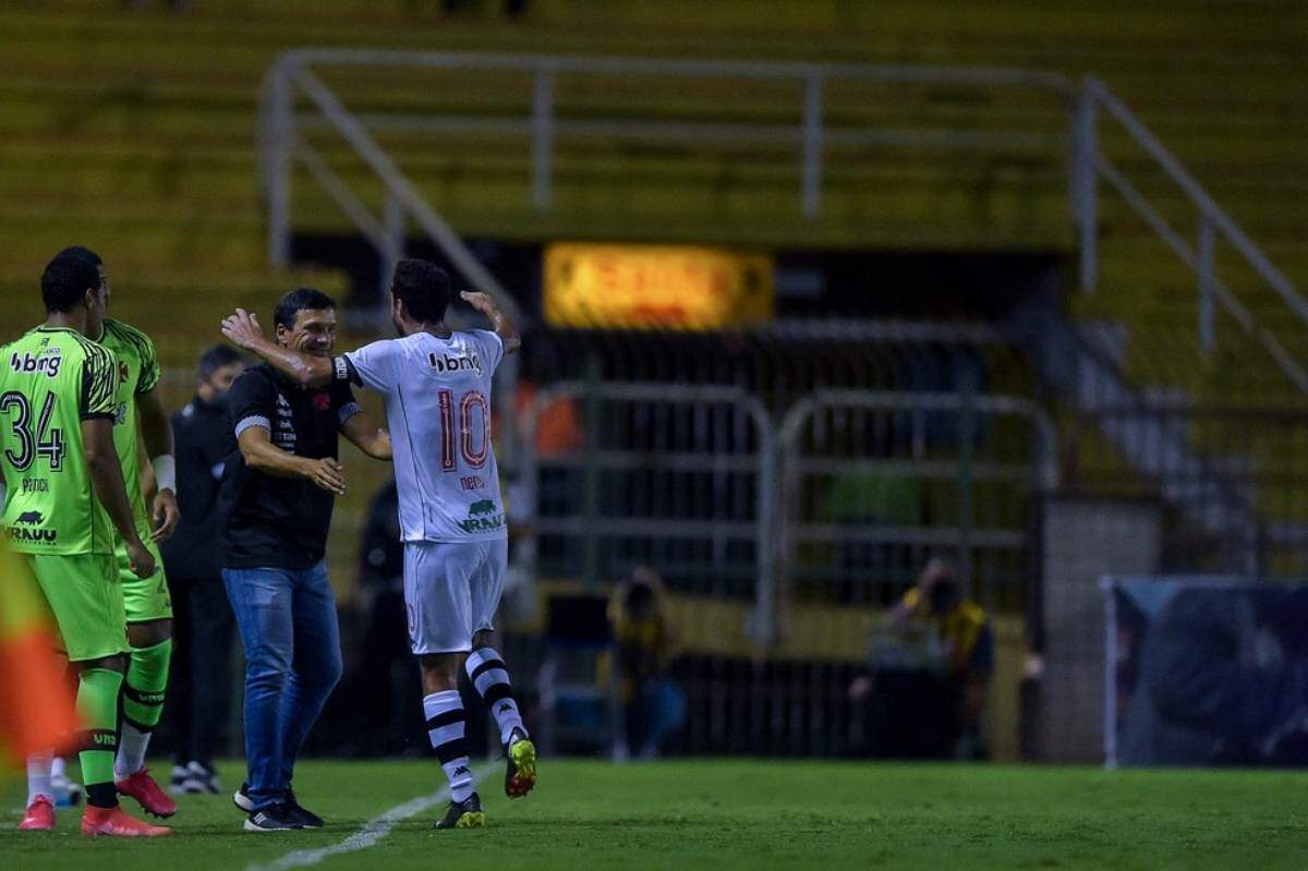 Nenê comemorando gol com Zé Ricardo comemora com Nenê