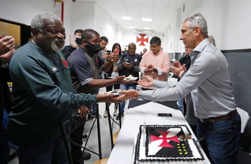 Campello entrega bolo aos funcionários do Vasco