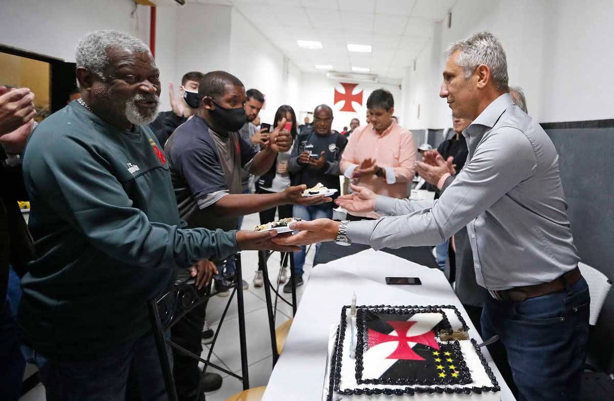 Campello entrega bolo aos funcionários do Vasco