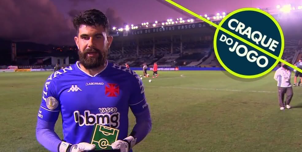 Fernando Miguel com o troféu Craque do Jogo