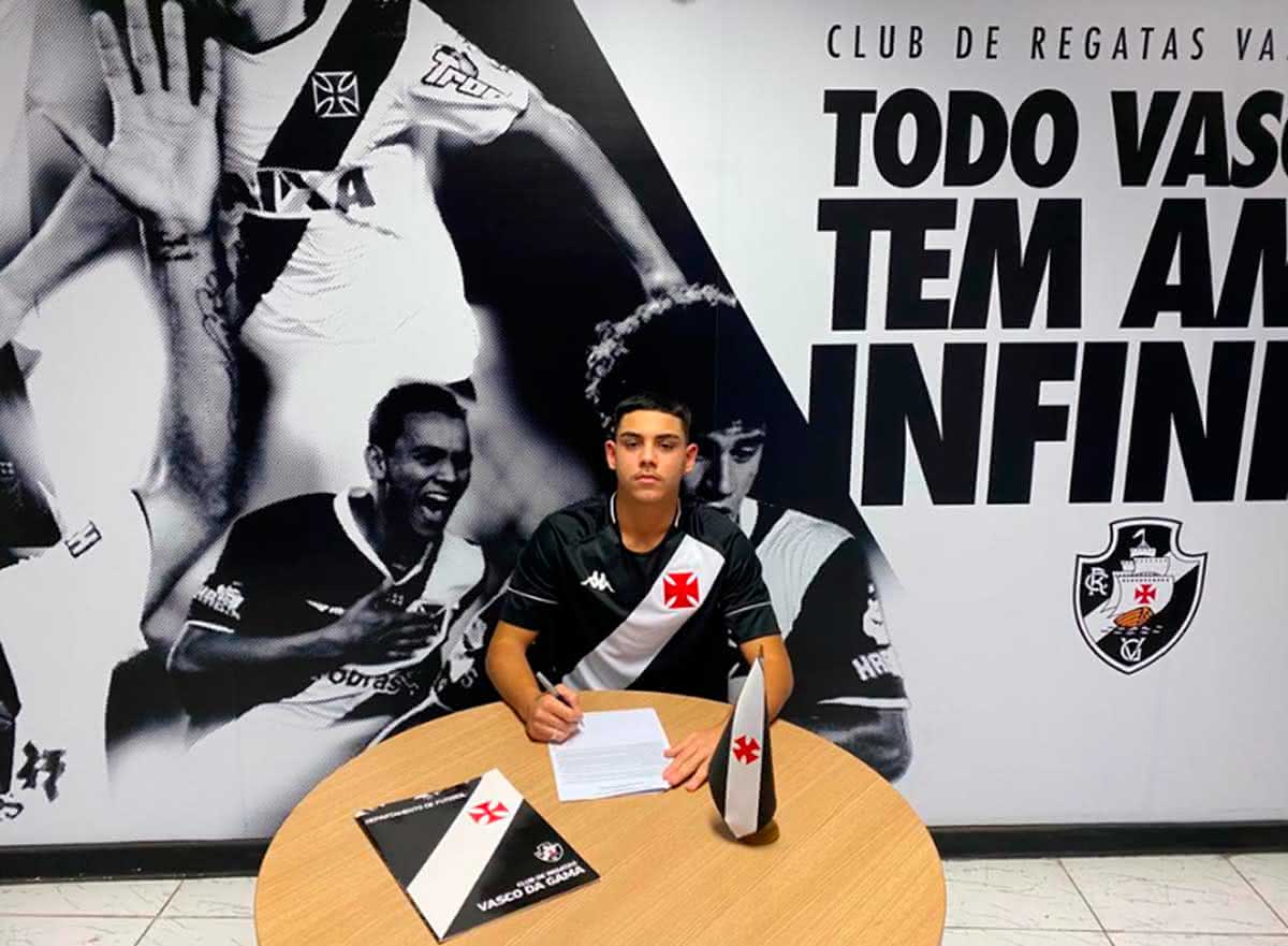 Hygor Moraes assinando contrato com o Vasco