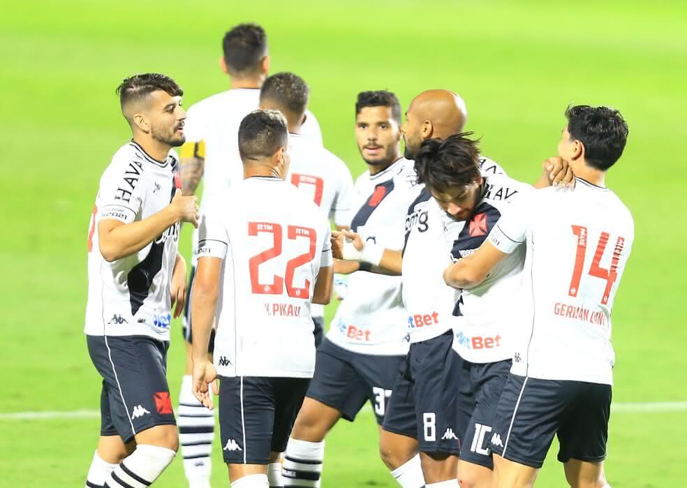 Jogadores comemorando gol contra o Goiás