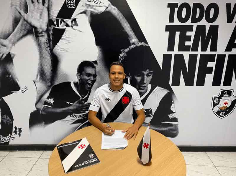 Matheus Gabriel assinando contrato com o Vasco