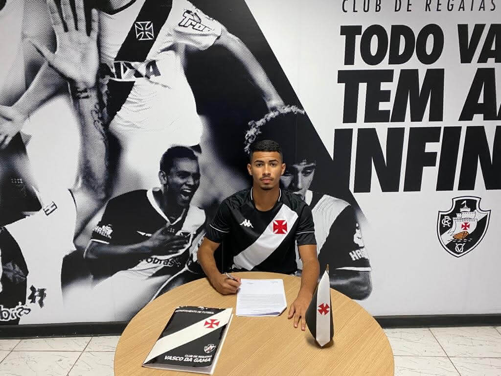 Vitor assinando contrato com o Vasco