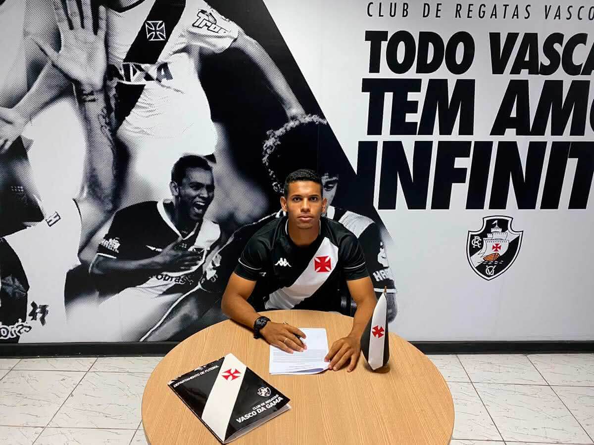 Willian assina com o Vasco