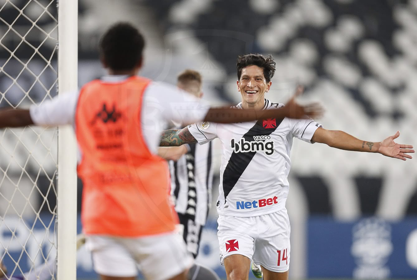 Germán Cano em jogo contra o Botafogo