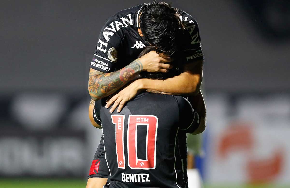 Cano e Benítes comemorando gol contra o Athletico-PR