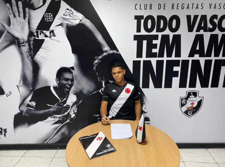 Lucas Chagas durante assinatura de contrato com o Vasco