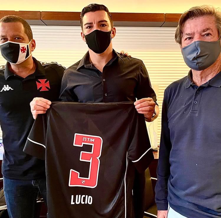 Lúcio recebe camisa personalizada do Vasco