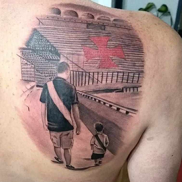 Tatuagem de pai e filho em São Januário