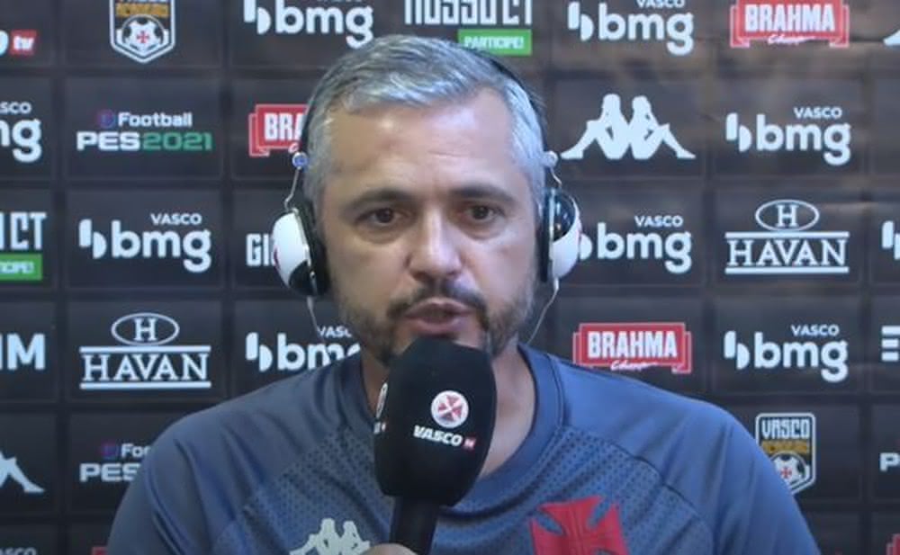 Alexandre Grasseli durante entrevista após o clássico