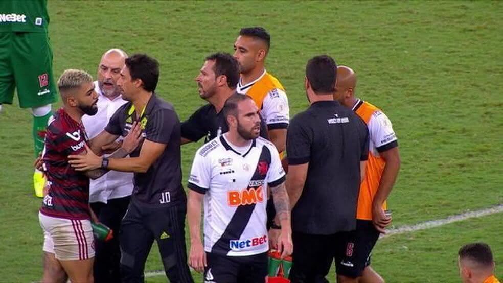André Souza durante confusão no Vasco x Flamengo