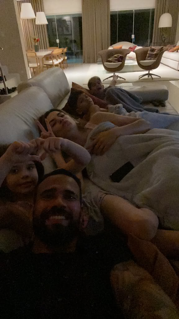 Leandro Castan publica foto com a família