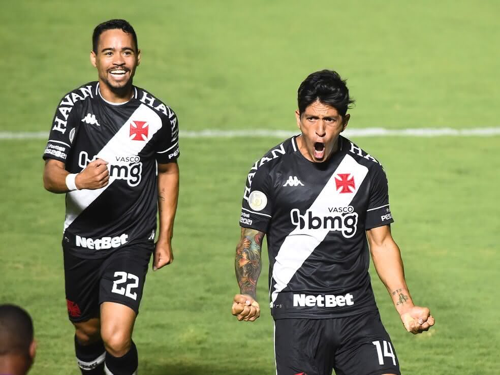Pikachu e Germán Cano comemorando gol contra o Atlético-MG