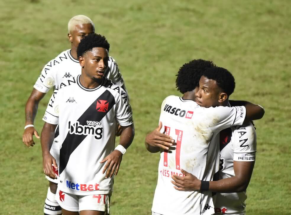 Ribamar comemorando gol contra o Corinthians com os companheiros