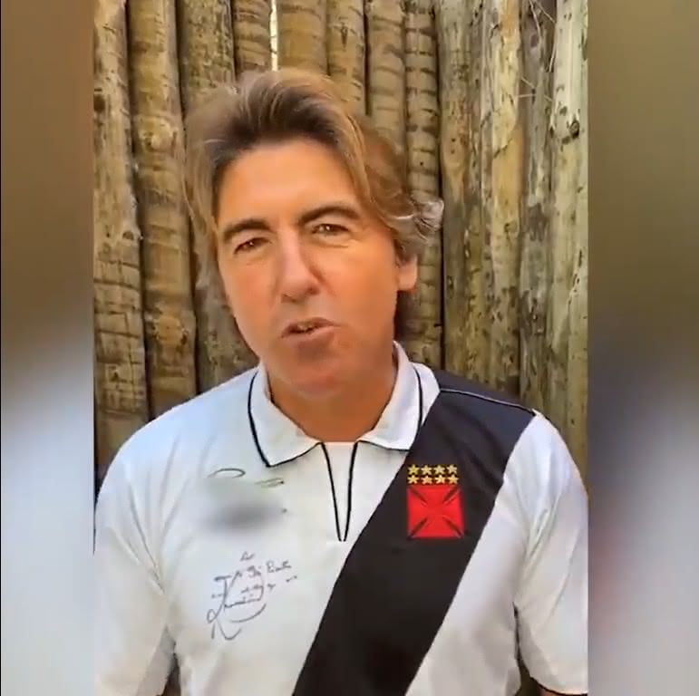 Ricardo Sá Pinto veste a camisa do Vasco