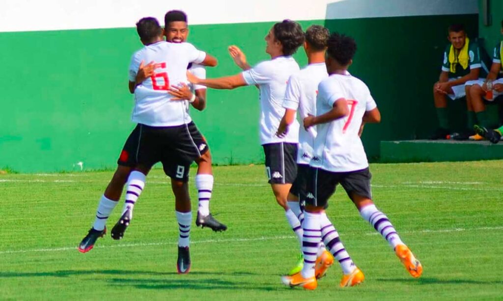Jogadores comemorando gol contra a Cabofriense