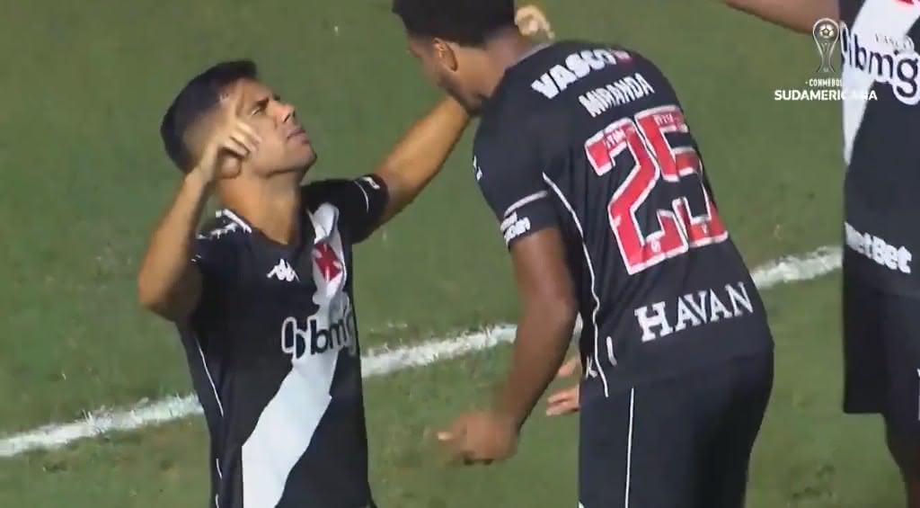 Tiago Reis comemorando gol contra o Caracas