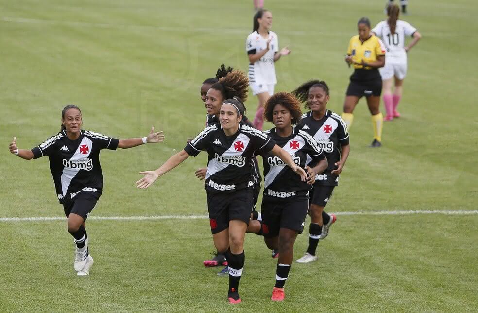 Meninas do Vasco da Gama comemorando gol contra o Atlético-MG