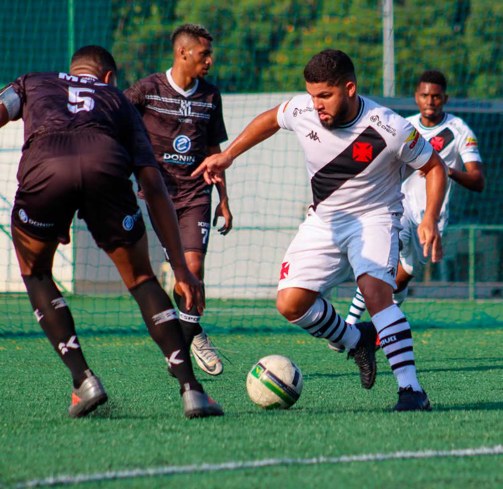 Vasco vence o Mesquita