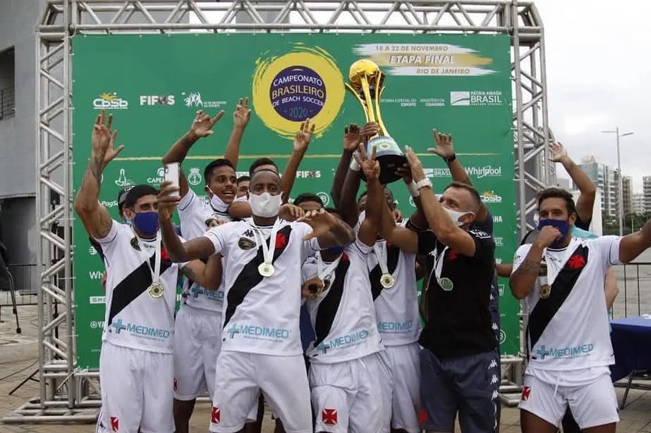 Jogadores do Vasco erguendo a taça do Brasileiro de Beach Soccer