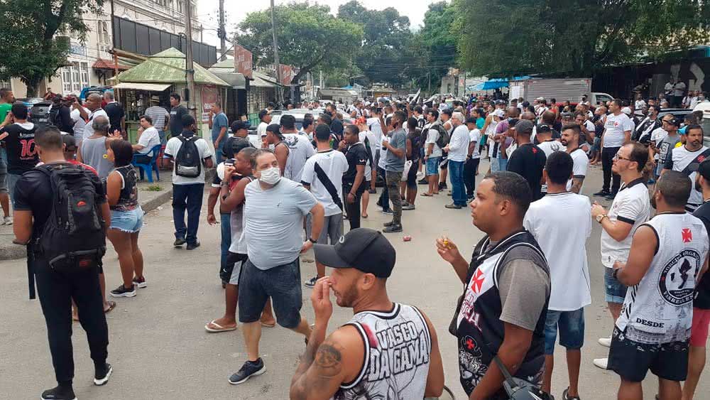 Apoiadores de Leven Siano protestam em São Januário